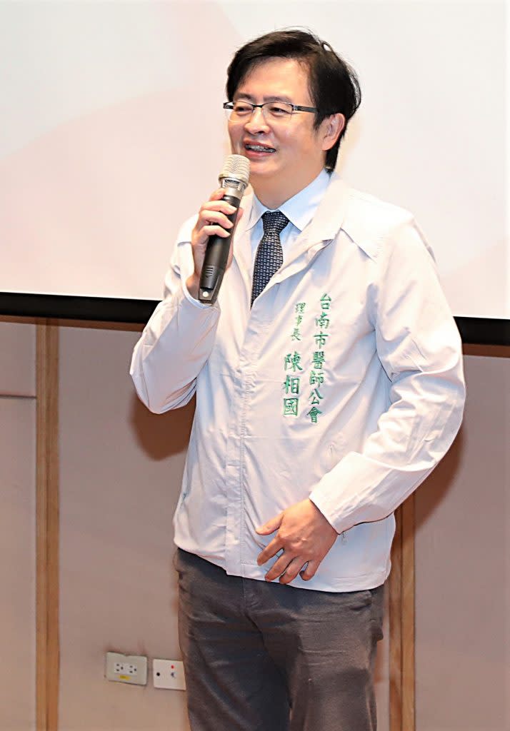 南市醫師公會理事長陳相國感謝大家，一起來關心後疫情時代的醫療新方向。 （記者葉進耀攝）
