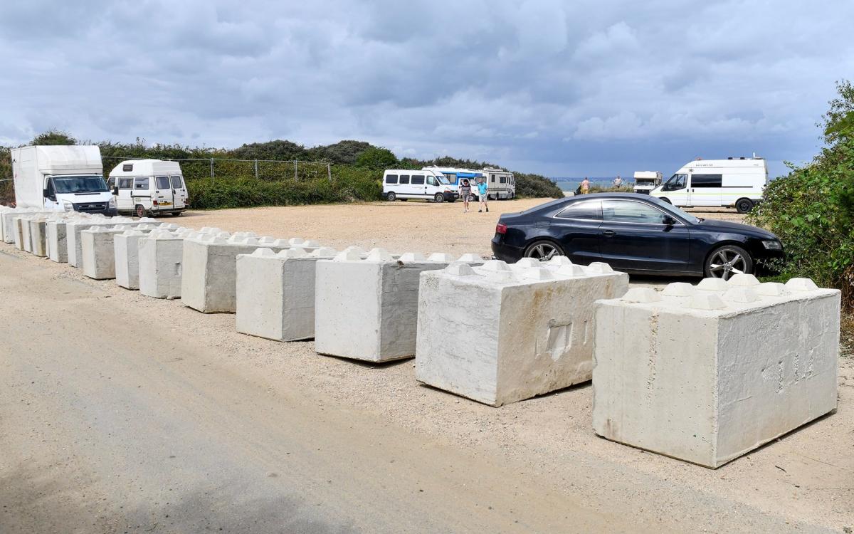 Owner of a seaside parking lot prevents travelers from entering with concrete bollards and charges an exit fee