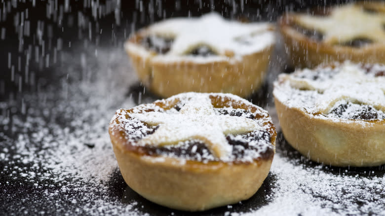 Mince pies dusted in sugar