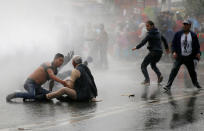 <p>In der nepalesischen Hauptstadt Kathmandu werden Wasserwerfer auf Demonstranten gerichtet. Anlass der Proteste sind geplante Straßenexpansionsprojekte, durch die zahlreiche Einwohner ihre Häuser und ihren Landbesitz verlieren würden. (Bild: REUTERS/Navesh Chitrakar) </p>