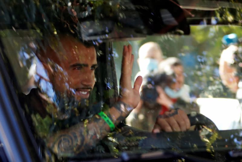 Foto del domingo del centrocampista del Barcelona Arturo Vidal a su llegada para hacerse los controles de coronavirus previos al inicio de la pretemporada