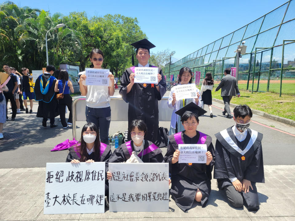 國立台灣大學27日舉行畢業典禮，社會系代表拒絕出席，在場外舉牌抗議。