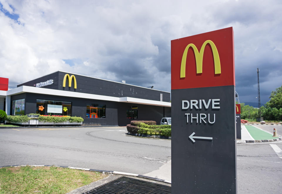 Ein Schild vor einem Drive-In geht derzeit viral. (Symbolbild: Getty Images)