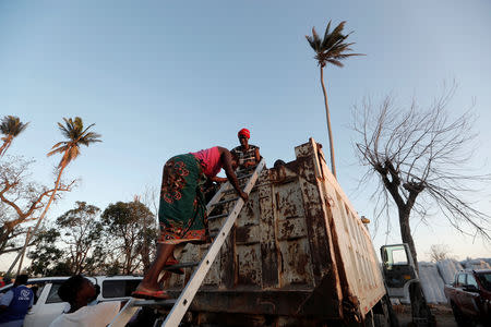 Displaced people arrive at a camp, from a school where they were taking refuge, in the aftermath of Cyclone Idai in Beira, Mozambique March 30, 2019. REUTERS/Zohra Bensemra