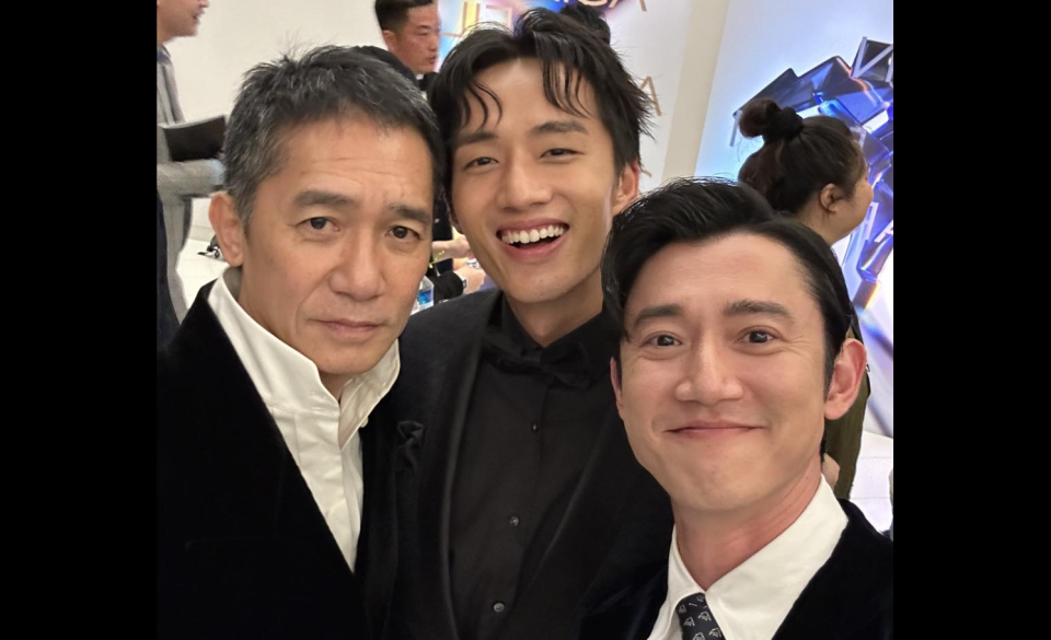吳慷仁（右）在亞洲電影大獎頒獎典禮與梁朝偉（左）、陳澤耀合影。翻攝臉書