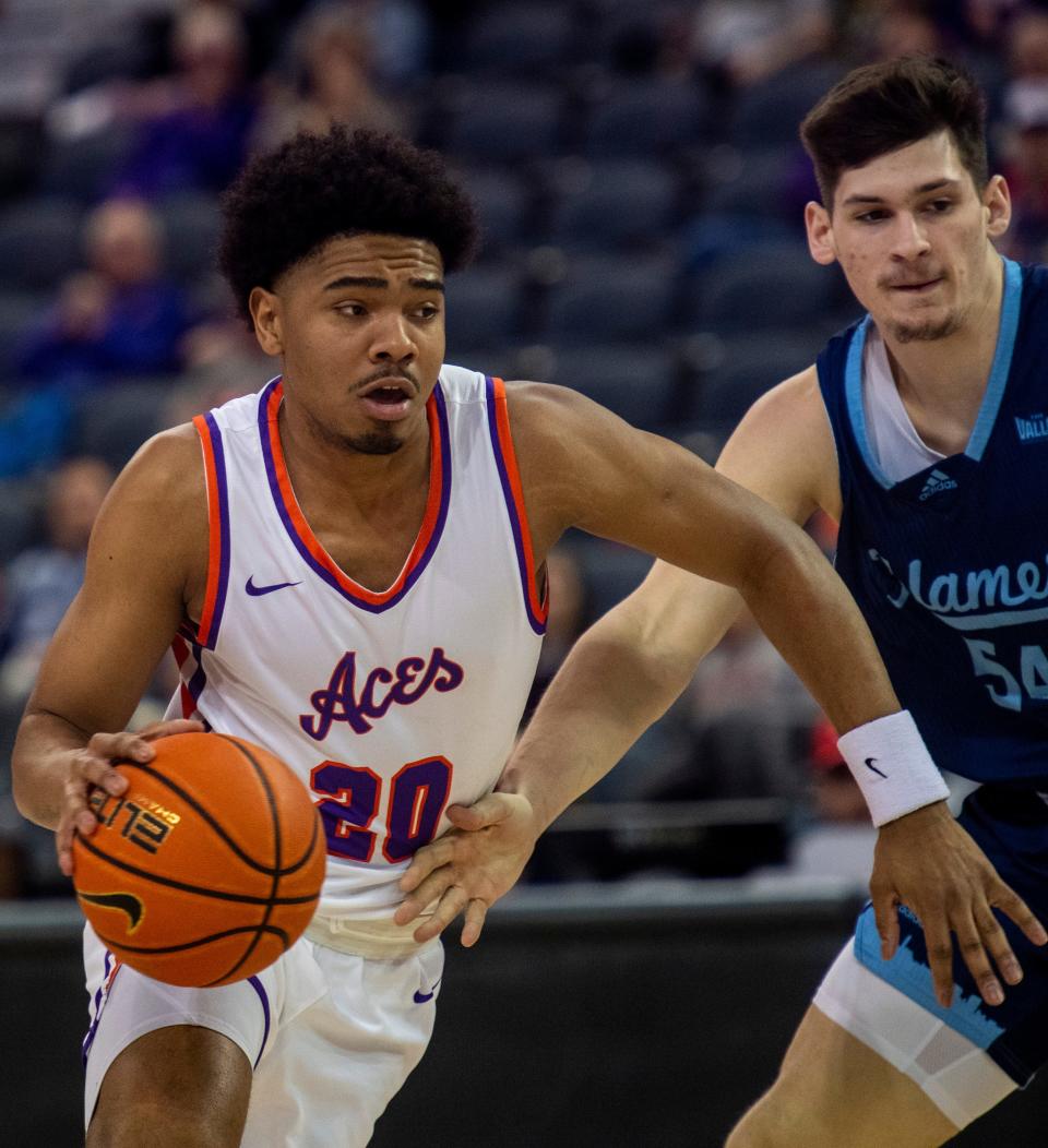 Evansville’s Kenny Strawbridge Jr. (20) drives to the net as the University of Evansville Purple Aces play the University of Illinois at Chicago Flames at Ford Center in Evansville, Ind., Wednesday, Feb. 22, 2023. 