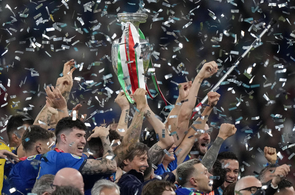 Italia alza el trofeo de campeones de la Euro 2020 tras vencer a Inglaterra en la final, el domingo 11 de julio de 2021. (AP Foto/Frank Augstein, Pool)