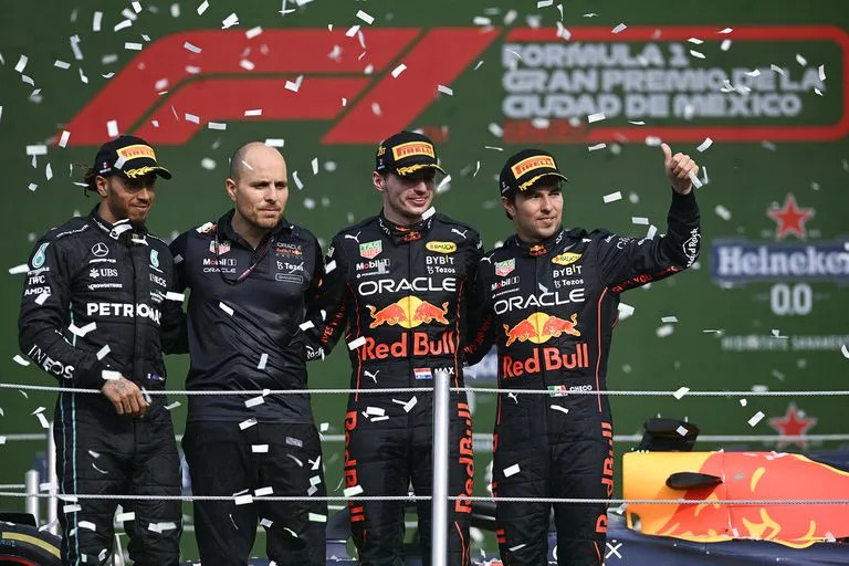 Los mismos protagonistas y en la misma posición que en el podio de 2021: Lewis Hamilton y Sergio Checo Pérez flanquean al ganador, Max Verstappen