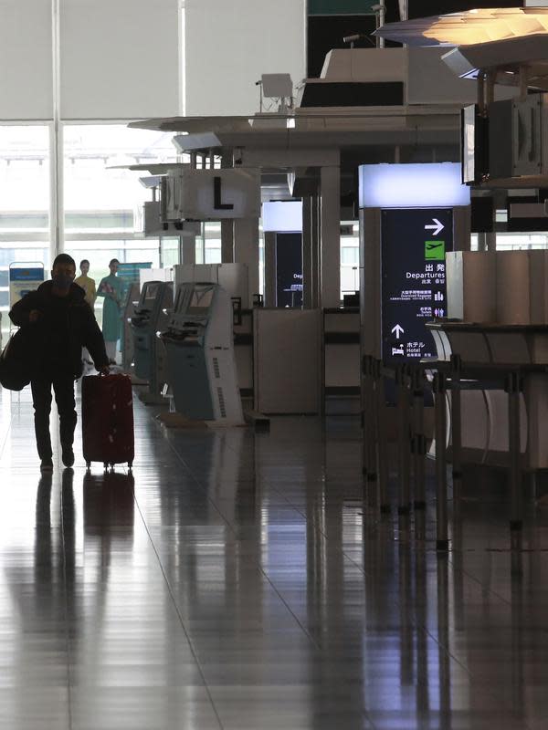 Lobi keberangkatan Bandara Internasional Haneda sepi akibat pandemi virus corona di Tokyo, Senin (28/12/2020). Saat ini Jepang sudah mencatat delapan kasus terkait varian baru covid-19 yang pertama kali terdeteksi di Inggris.  (AP Photo/Koji Sasahara)