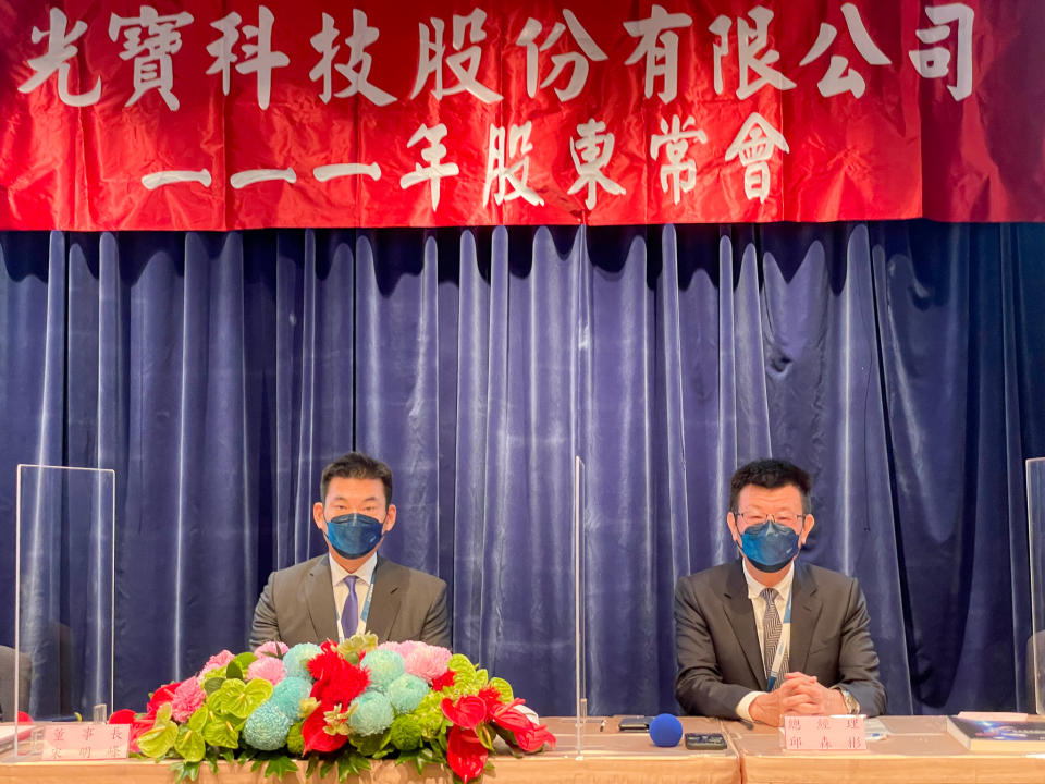 光寶科技舉行股東常會，董事長宋明峰（左）及總經理邱森彬（右）會前談話。圖／記者楊絡懸攝