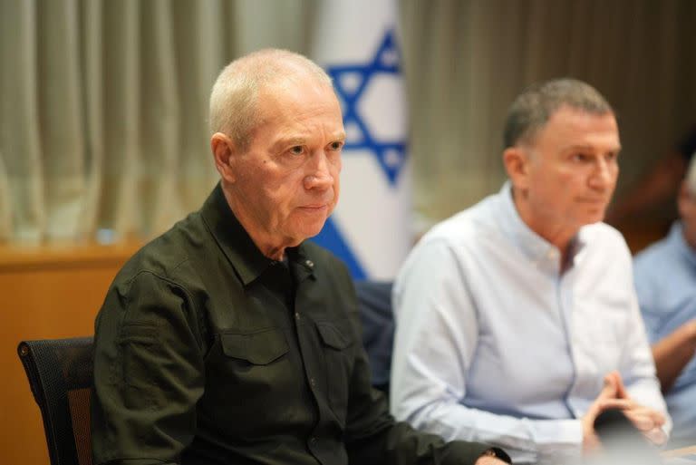 El ministro de Defensa de Israel, Yoav Gallant, se reúne con miembros del Comité de Asuntos Exteriores y Defensa en la sede del Ministerio de Defensa en Tel Aviv.