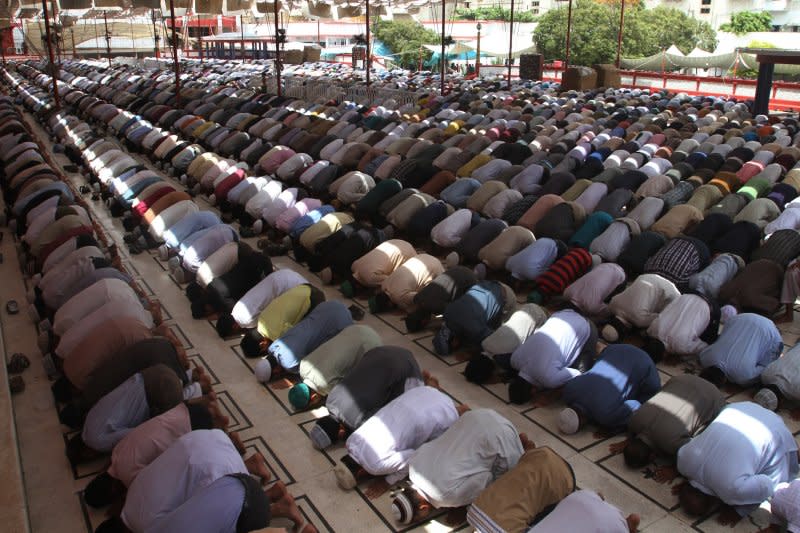 巴基斯坦喀拉蚩的穆斯林在齋戒月期間進行禮拜。（美聯社）