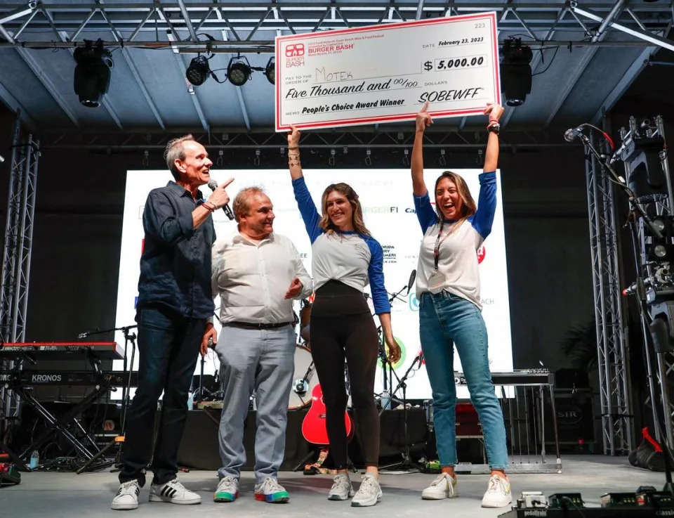 Burger Bash event manager Randy Fisher, at left, and South Beach Wine & Food Festival founder Lee Schrager, second from left, present Motek representatives the People’s Choice Award during the Burger Bash at the South Beach Wine & Food Festival. Al Diaz/adiaz@miamiherald.com