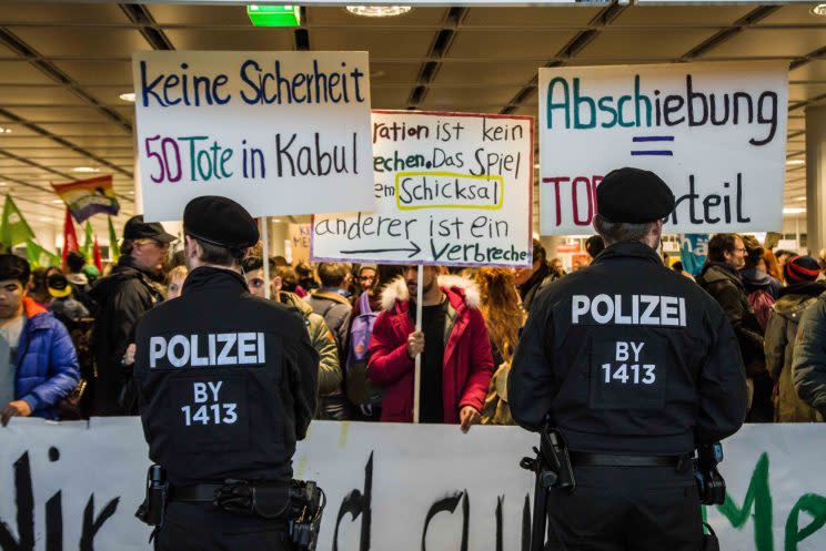 300 Demonstranten protestieren im Februar 2017 gegen die Abschiebung mehrerer Afghanen am Münchner Flughafen. (Bild: ddp)