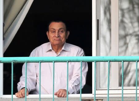 Ousted Egyptian president Hosni Mubarak looks towards his supporters outside the area where he is hospitalized during the celebrations of the 43rd anniversary of the 1973 Arab-Israeli war, at Maadi military hospital on the outskirts of Cairo, Egypt October 6, 2016. REUTERS/Mohamed Abd El Ghany