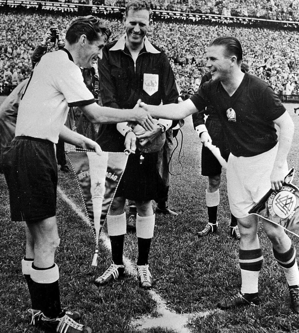 Ferenc Puskas (derecha) de Hungría y Fritz Walter de Alemania Occidental se dan la mano antes del inicio de la final de la Copa del Mundo de 1954.