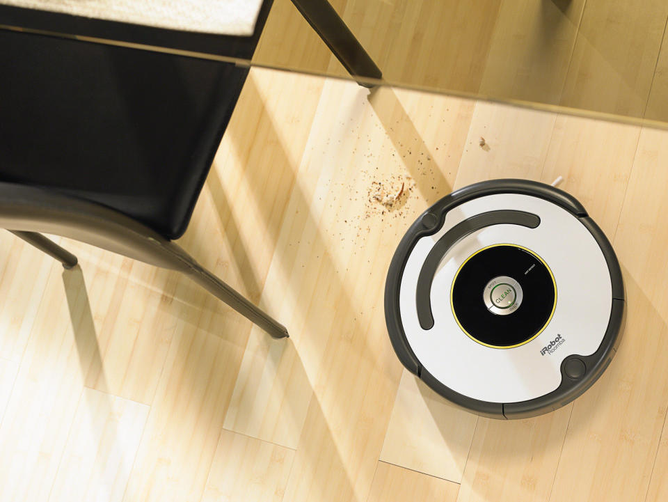 iRobot Roomba 620 vacuum-cleaning robot. (Photo: eBay)