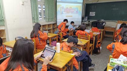 中正國中學生參與線上適性輔導線上遊戲
