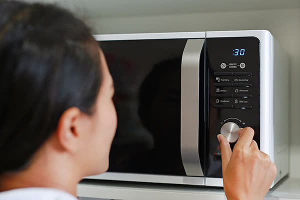 Además de tu salud, hay razones de sabor y comodidad para vivir sin microondas. Foto: GOLFX / Getty Images.