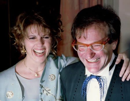 Actress Pam Dawber (L) shares a laugh with actor Robin Williams as they pose for photographers before the annual American Museum of the Moving Image Tribute dinner in New York in this February 23, 1995 file photo. REUTERS/Jeff Christensen/Files