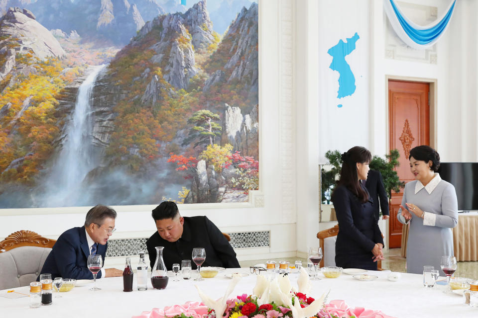 Moon lunches with Kim Jong Un during a visit to Pyongyang on Sept. 18, 2018.<span class="copyright">Pyongyang Press Corps/Pool/Getty Images</span>