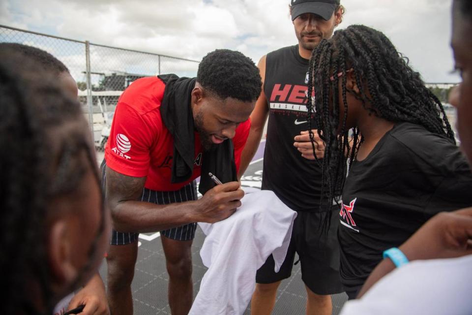 El jugador Haywood Highsmith firma autógrafos en el campamento de baloncesto para niños organizado por el Heat y el festival de música Rolling Loud, el 19 de julio de 2023 en el Hard Rock Stadium en Miami Gardens, Florida.