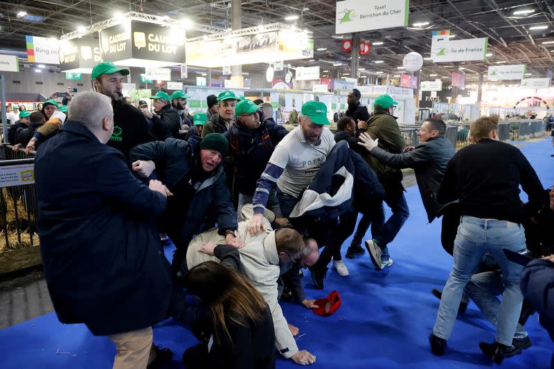 Manifestantes con gorras de la FNSEA se reúnen para protestar en la inauguración de la 60ª Feria Internacional de Agricultura (Salon de l'Agriculture) en el centro de exposiciones Porte Versailles en París, Francia