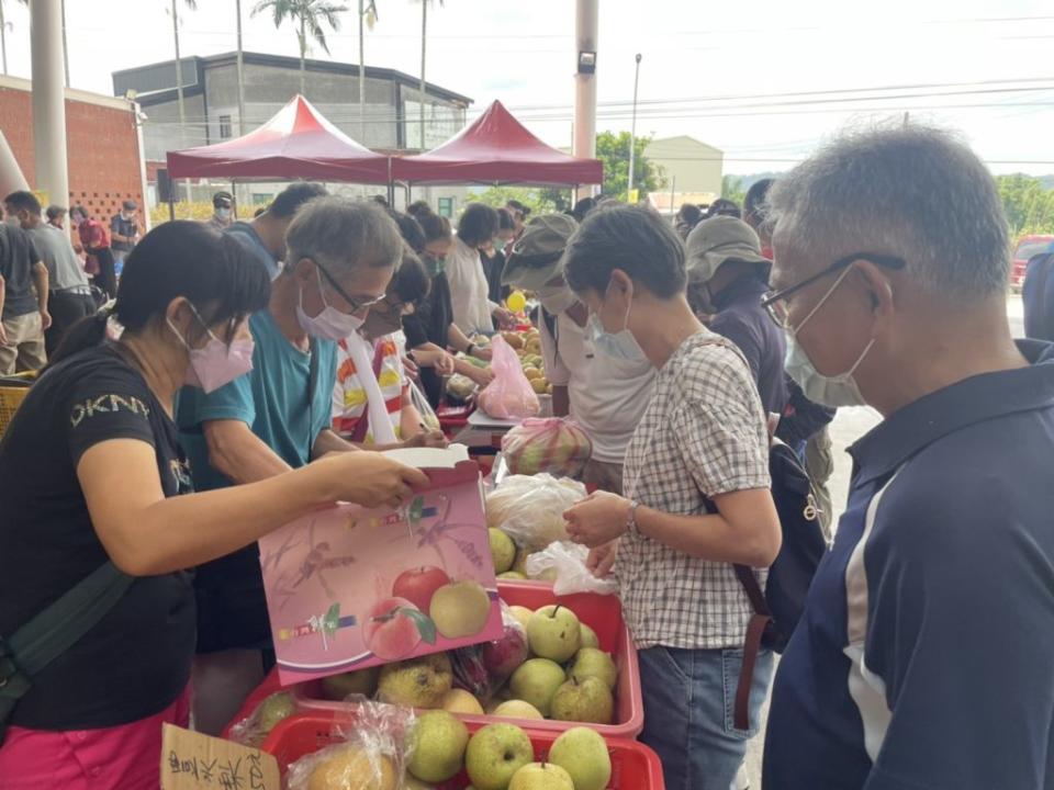 民眾選購口感香甜多汁的新埔水梨，送禮自用兩相宜。（記者彭新茹攝）