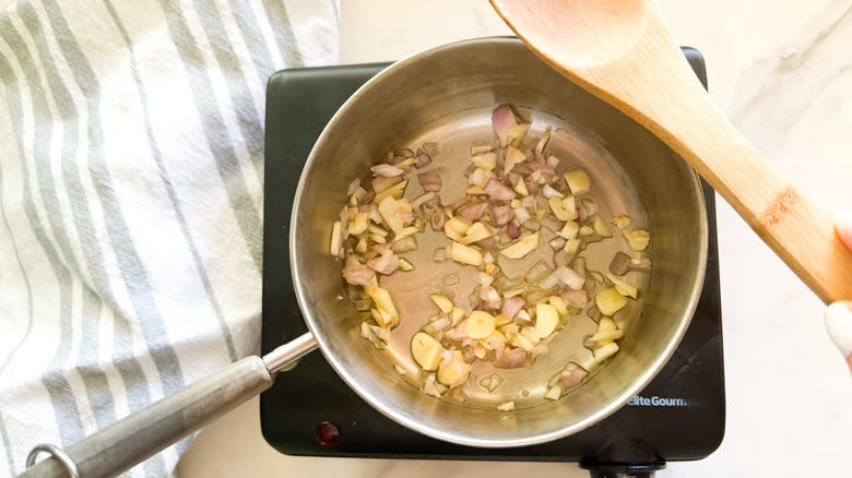 shallot and garlic in pot