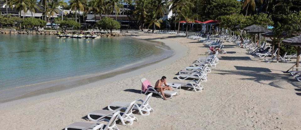 Sur la plage du Créole Beach Hôtel, en Guadeloupe, les touristes se font rares.
