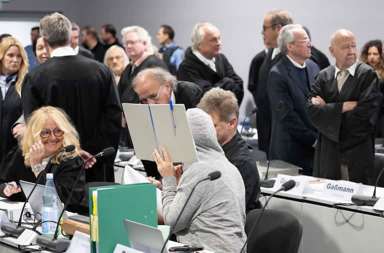 La jueza y ex diputada del partido ultraderechista AfD, Birgit Malsack-Winkemann, oculta su rostro tras una carpeta en la sala del tribunal.