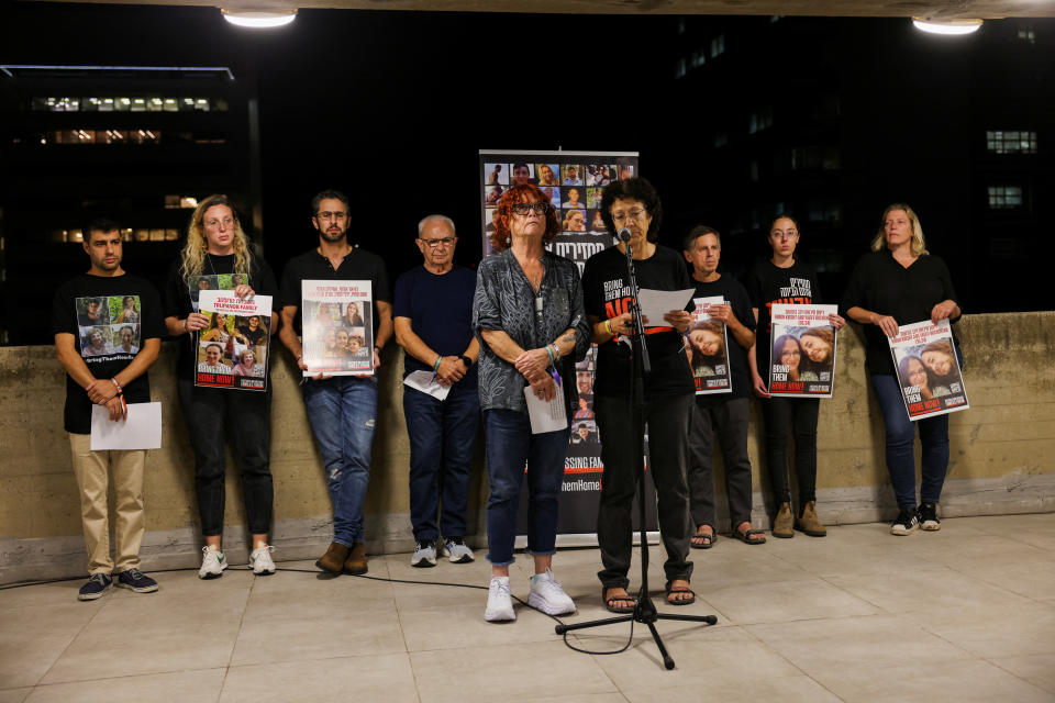 Familienmitglieder von Hamas-Geiseln bei einer Pressekonferenz in Tel Aviv. (Bild: REUTERS/Ronen Zvulun)