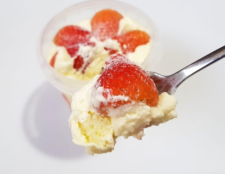 image of ks baking's strawberry cake cup