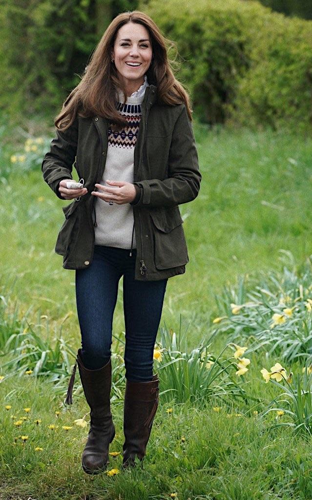 凱特身穿Brora的圖騰毛衣、Seeland夾克，腳上的Penelope Chilvers長靴穿了17年。（翻攝julia_angeline_推特）