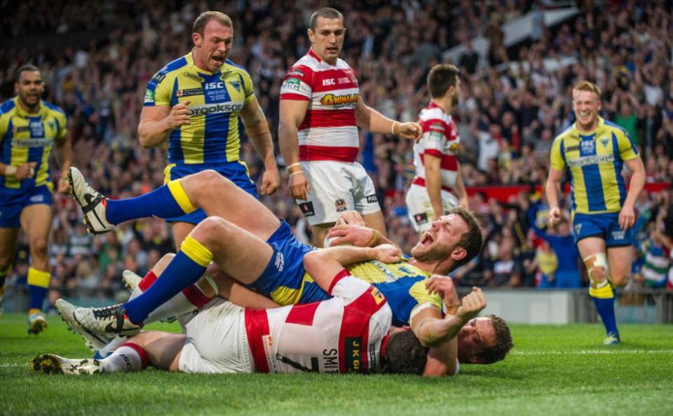 Warrington Guardian: Simon Grix scores for Warrington against Wigan at Old Trafford in 2013