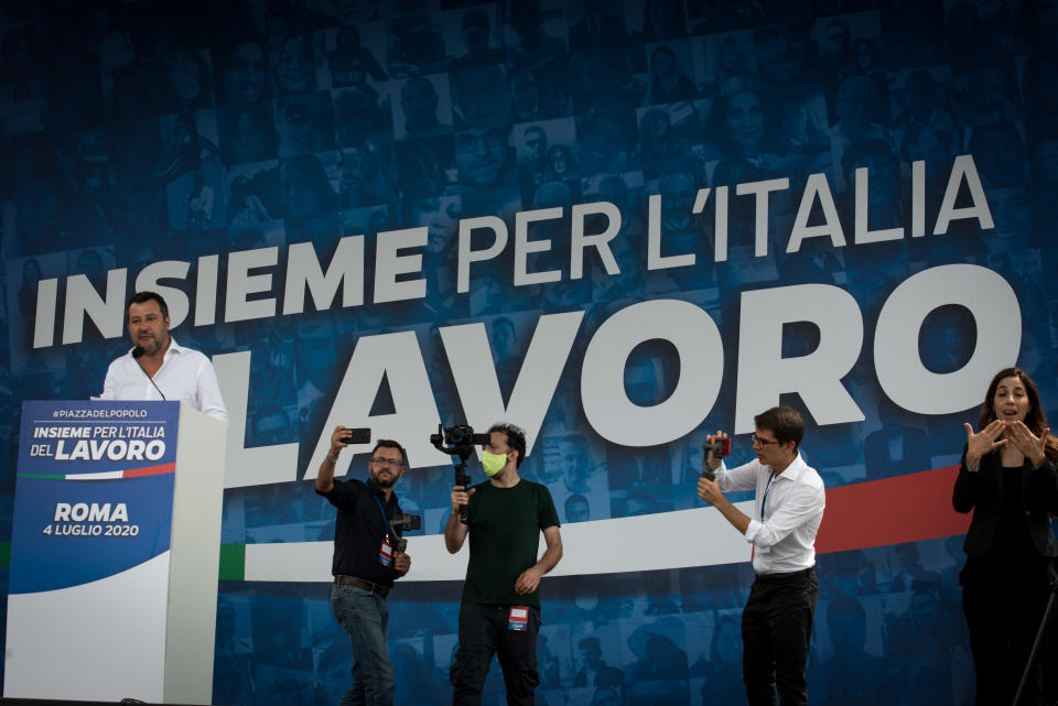 Sul palco di Piazza del Popolo il vicepresidente di Forza Italia, Antonio Tajani, la leader di Fratelli d'Italia, Giorgia Meloni, e Matteo Salvini.