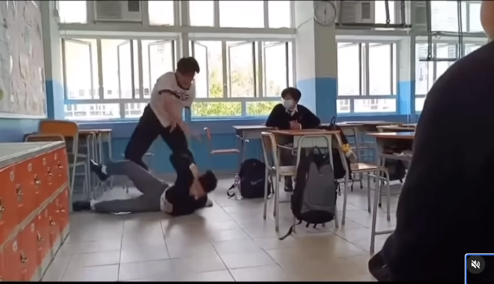 受襲同學倒地後，再被施襲同學用腳跟向腰部。   （IG 短片撮圖）