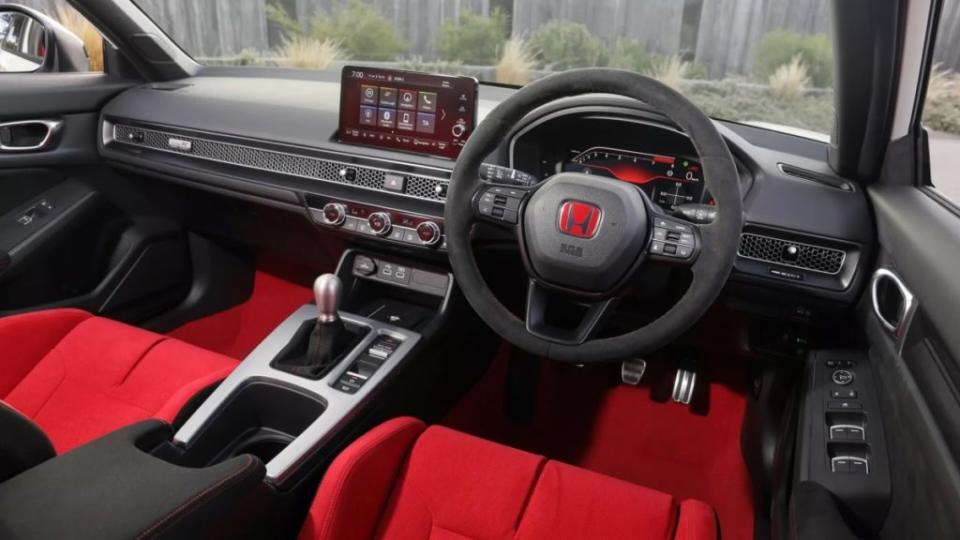 內裝配備澳規Type R也跟其餘市場一致，有著紅內裝與金屬踏板等性能氛圍。(圖片來源/ Honda)
