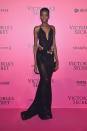 <p>Le mannequin sculptural a dévoilé son incroyable silhouette vêtue d'une robe moulante pailletée lors de l'after de Victoria’s Secret. (<i>Photo par Pascal Le Segretain/Getty Images for Victoria’s Secret</i>)</p>