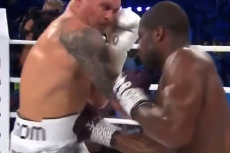 El momento exacto del impacto de Daniel Dubois sobre Oleksandr Usyk, que se juzgó como golpe bajo