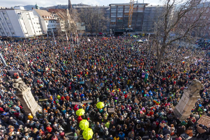 People take part in a demonstration against right-wing extremism. Philipp von Ditfurth/dpa