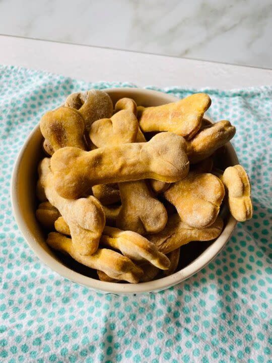 homemade dog treats, peanut butter sweet potato dog treats, momma lew