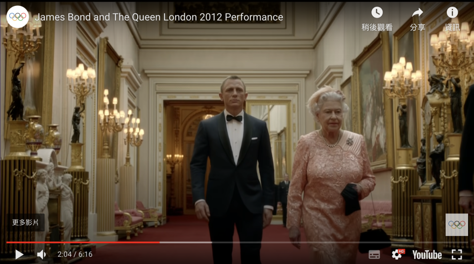 丹尼爾克雷格曾因倫敦奧運開幕式，和伊莉莎白二世合作開場影片。（圖／翻攝YouTube）