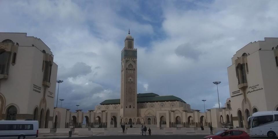 La plaza de la Naciones Unidas donde se encuentran tanto la Torre del Reloj, como la Medina (ciudad) Vieja.