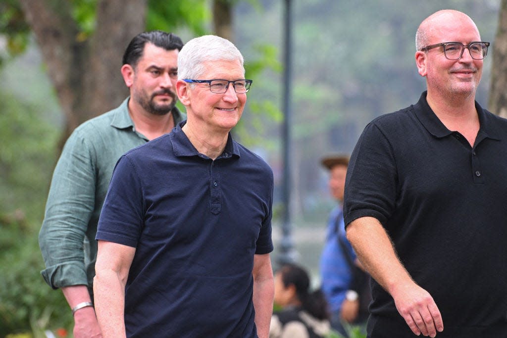 Tim Cook, Apple CEO, arrives in Vietnam