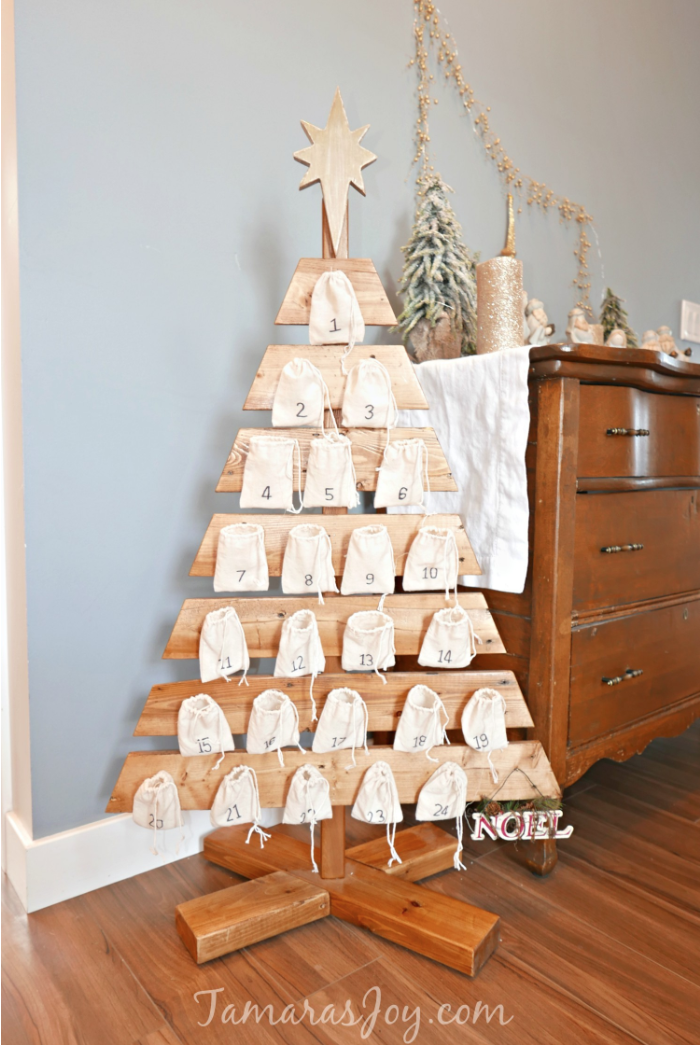 12) DIY Advent Calendar Pallet Christmas Tree