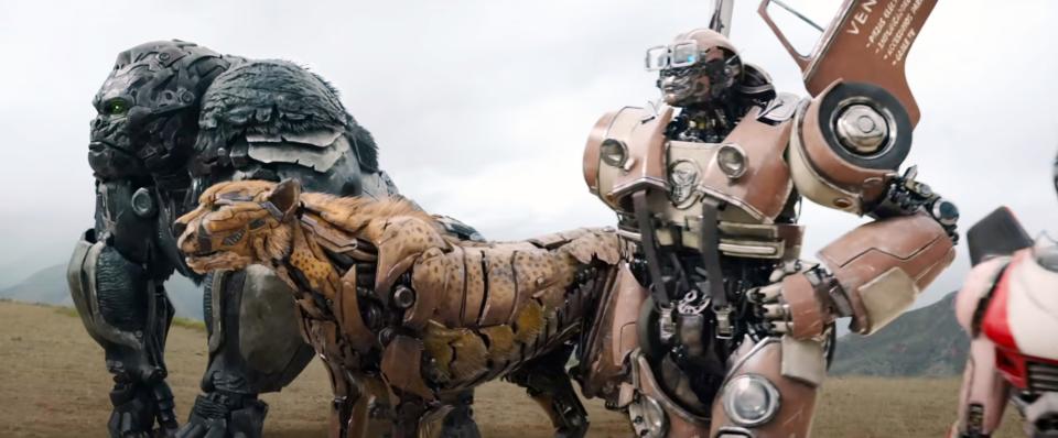 TRANSFORMERS: RISE OF THE BEASTS, from left: Optimus Primal (voice: Ron Perlman), Cheetor (voice: Tongayi Chirisa), Wheeljack (voice: Cristo Fernandez), 2023. © Paramount Pictures / Courtesy Everett Collection