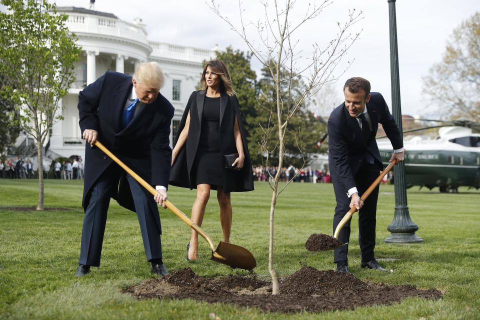 <p>MCX09. WASHINGTON (EE.UU.), 23/04/2018.- El presidente de los Estados Unidos Donald J. Trump (i) planta un árbol su homólogo de Francia Emmanuel Macron (d) acompañado por Melania Trump (c) hoy, lunes 23 de abril de 2018, en la Casa Blanca en Washington (EE.UU.). EFE/SHAWN THEW </p>