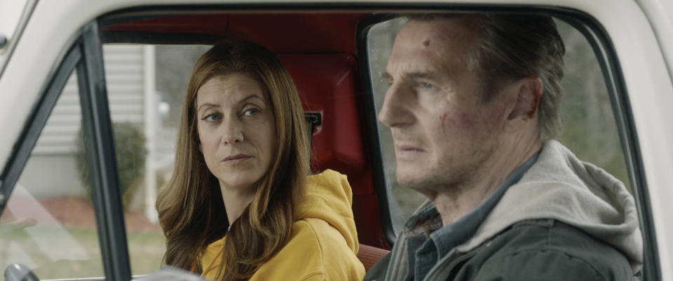 Kate Walsh, izquierda, y Liam Neeson en una escena de "Honest Thief" en una imagen proporcionada por Open Road Films. (Open Road Films via AP)