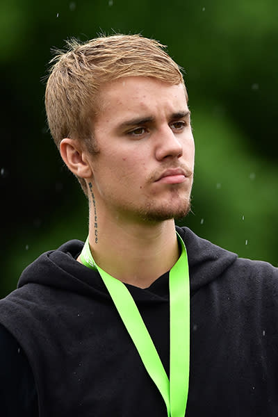 <p>En 2017 Justin Bieber se tomó una pausa de los escenarios y la vida pública, y en las pocas veces que lo pudimos ver se mostró con el cabello corto, de su color natural, pero completamente casual. El mundo parecía no importarle. Foto: Stuart Franklin / Getty Images. </p>